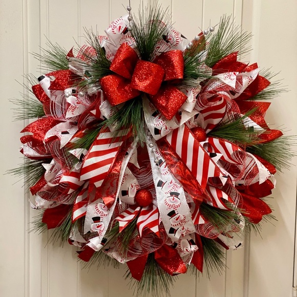Red & White candy cane Christmas Wreath - Picture 4 of 5